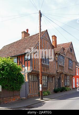 Ein Blick auf das De Vere House aus dem 14.. Jahrhundert in dem gut erhaltenen mittelalterlichen Dorf Lavenham, Suffolk, England, Vereinigtes Königreich. Stockfoto