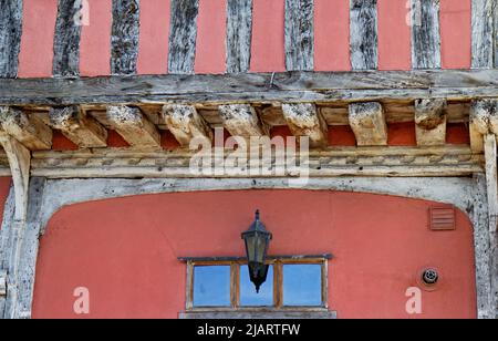 Architektonische Details eines gut erhaltenen mittelalterlichen Fachwerkhauses im malerischen Dorf Lavenham, Suffolk, England, Vereinigtes Königreich. Stockfoto