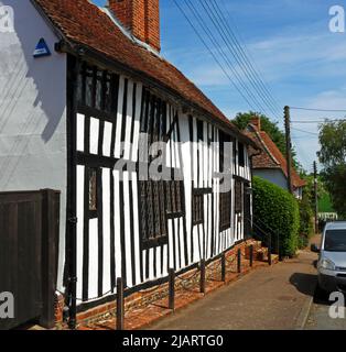 Ein schönes Beispiel für ein mittelalterliches Fachwerkhaus in dem gut erhaltenen Dorf Lavenham, Suffolk, England, Vereinigtes Königreich. Stockfoto