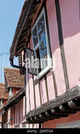 Architektonisches Detail der ersten Etage eines gut erhaltenen mittelalterlichen Fachwerkhauses in Lavenham, Suffolk, England, Großbritannien. Stockfoto