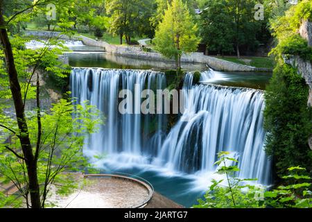 Wasserfall in der Stadt Jajce, Bosnien und Herzegowina. Stockfoto