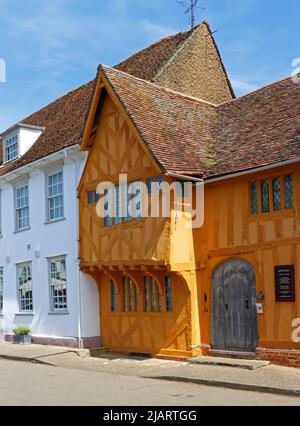 Architektonische Details der gut erhaltenen mittelalterlichen kleinen Halle auf dem Hauptplatz von Lavenham, Suffolk, England, Vereinigtes Königreich. Stockfoto