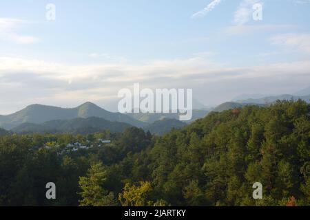 Berge und Wolken am Morgen unter blauem Himmel Stockfoto