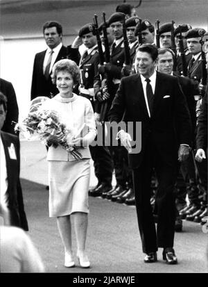 US-Präsident Ronald Reagan und seine Frau Nancy bei der Ankunft auf dem Köln-Bonner Flughafen zu seinem Besuch in Bonn. Stockfoto