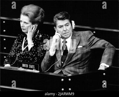 Ein politischer Höhepunkt in Bonn war der NATO-Gipfel am 10. Juni. US-Präsident Ronald Reagan und Englands Premierministerin Margaret Thatcher lauschen einer Rede im Deutschen Bundestag. Stockfoto