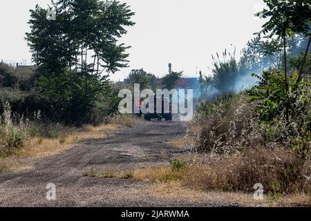 UN vasto incendio oggi pomeriggio ha interessato un una area verde di proprietà della TAV in zona Prenestino. Oltre a bruciare le sterpaglie sono finiti in fumo molti materiali di risulta Stockfoto