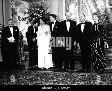 Der Besuch des US-Präsidenten Ronald Reagan (Mitte) in Bonn. Auf Schloss Brühl gab Bundespräsident Karl Carstens mit Frau Veronica ein Essen zu Ehren von US-Präsident Ronald Reagan und Frau Nancy und Frankreichs Staatspräsident Francois Mitterrand. Stockfoto