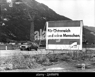 Die Fotografie zeigt ein Wahlplakat der SPÖ (Sozialdemokratische Partei Österreichs) zu den Wahlen im April 1983. Stockfoto