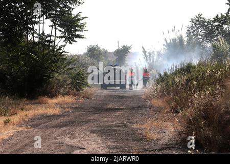 UN vasto incendio oggi pomeriggio ha interessato un una area verde di proprietà della TAV in zona Prenestino. Oltre a bruciare le sterpaglie sono finiti in fumo molti materiali di risulta Stockfoto