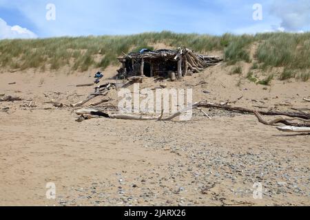 Robinson Crusoe wäre stolz auf diese Konstruktion aus lokalem Treibholz, das im Laufe der Jahre aufgewaschen wurde, Glamping? Stockfoto