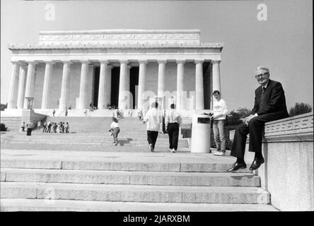 Das Foto zeigt den Parteivorsitzenden der SPD, Hans-Jochen Vogel, vor dem Lincoln Memorial in Washington D.C. Stockfoto