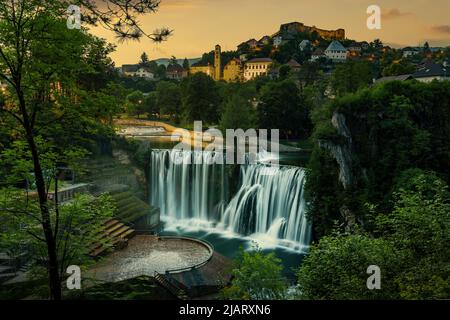 Wasserfall in der Stadt Jajce, Bosnien und Herzegowina. Stockfoto