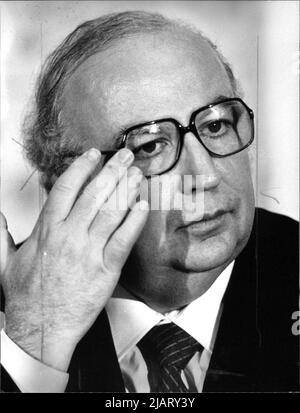 Giovanni Spadolini als der zurückgesprenkten Ministerpräsident von Italien, August 1982. Stockfoto