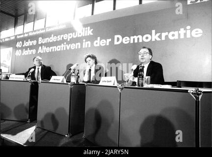 Zu einem Streitgespräch im Ollenhauer Haus der SPD in Bonn trafen sich Lothar Späth, CDU (RE), und Oskar Lafontaine, SPD (li). In der Mitte, Moderatorin Jutta Holzhauer. Stockfoto
