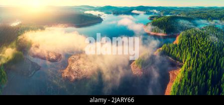 Luftaufnahme von Morgens Nebel auf dem See, Sonnenaufgang geschossen. Stockfoto