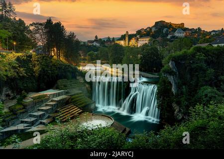 Wasserfall in der Stadt Jajce, Bosnien und Herzegowina. Stockfoto