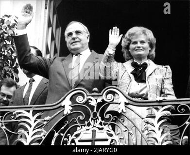 Die Ausbildung zeigt Bundeskanzler Helmut Kohl mit Ehefrau Hannelore beim Besuch in Bonn im Jahr 1986. Stockfoto