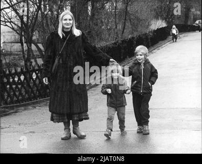 Die Bildung zeigt die Politikerin Vera Lengsfeld mit ihren Söhnen Jonas und Jacob im Jahr 1988. Stockfoto