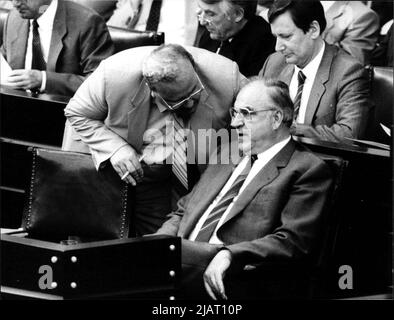 Der deutsche FDP-Politiker und Bundesminister für Wirtschaft Martin Andreas Bangemann mit Bundeskanzler Dr. Helmut Kohl. Stockfoto