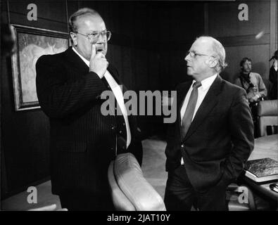 Der deutsche FDP-Politiker und Bundesminister für Wirtschaft Martin Andreas Bangemann mit dem Arbeitsminister Norbert Blüm im Bundeskanzleramt. Stockfoto