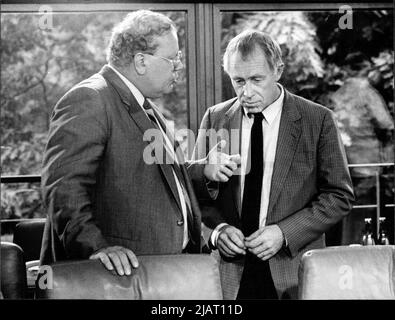 Der FDP-Politiker und Bundesminister für Wirtschaft, Martin Andreas Bangemann mit Familienminister Heiner Geissler. Stockfoto