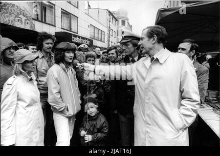 Regierender Bürgermeister von Hamburg, Klaus von Dohnanyi, deutscher Jurist und Politiker (SPD) im Gespräch mit Hamburgs Bürgern. Stockfoto