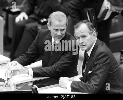 US-Präsident George H. W. Bush und US-Außenminister James Baker bei einer NATO-Gipfelkonferenz zur Abrüstung am 29.05.89 in Brüssel. Stockfoto