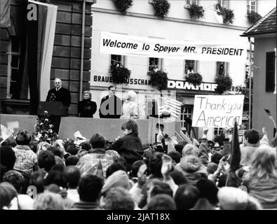 US-Präsident George H. W. Bush (2. Von rechts, ganz rechts seine Ehefrau Barbara) besuchte gestern (18.11.90) für einige Stunden Deutschland. Nach einer Besichtigung des Speyer Doms spare on the Market to the wartenden Bevölkerung. Links: Bundeskanzler Helmut Kohl mit Ehefrau Hannelore. Stockfoto
