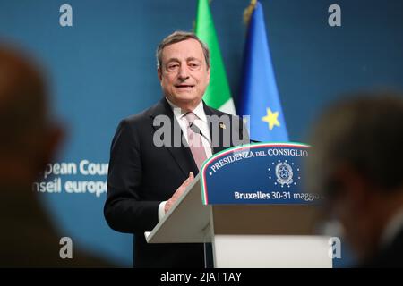 Brüssel, Belgien. 31.. Mai 2022. Der italienische Premierminister Mario Draghi spricht auf der Pressekonferenz nach einer Sondersitzung des Europäischen Rates am 31. Mai 2022 in Brüssel, Belgien. Quelle: Zheng Huansong/Xinhua/Alamy Live News Stockfoto