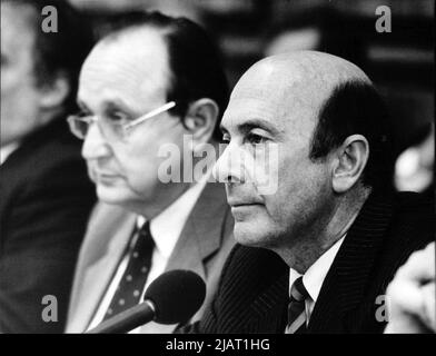 Der CDU-Politiker und Bundesvereinigungsminister Manfred Hermann Wörner mit Bundesaußenminister Hans-Dietrich Genscher. Stockfoto