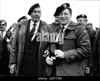 Der CDU-Politiker und Bundesvereinigungsminister Manfred Hermann Wörner mit US-Verteidigungsminister Caspar Weinberger. Stockfoto