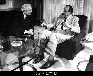 Der deutsche FDP-Politiker und Außenminister, Hans-Dietrich Genscher mit dem stellvertretenden US-Außenminister Walter Stössel. Stockfoto