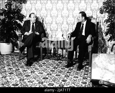 Der deutsche FDP-Politiker und Außenminister, Hans-Dietrich Genscher mit Syriens Präsident, Hafiz al-Assad. Stockfoto