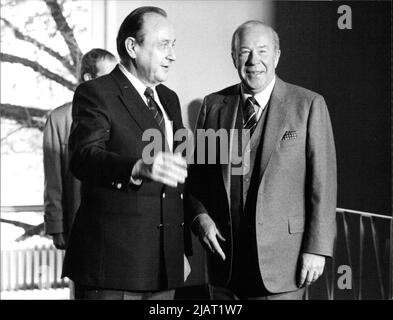 Der deutsche Bundesaußenminister, Hans-Dietrich Genscher und US-Außenminister George Shultz. Stockfoto