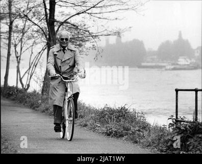 Foto des Bundestagspräsidenten Dr. Rainer Barzel auf dem Fahrrad auf dem Weg zu seinem Büro im Bundeshaus. Stockfoto