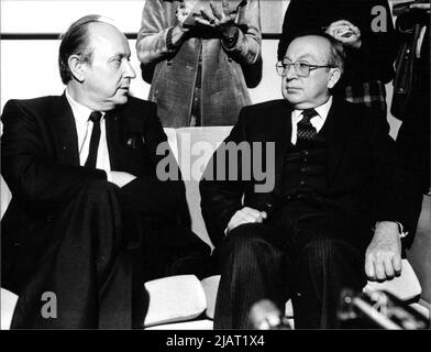 Der deutsche FDP-Politiker und Außenminister, Hans-Dietrich Genscher mit dem türkischen Außenminister, İlter Türkmen. Stockfoto