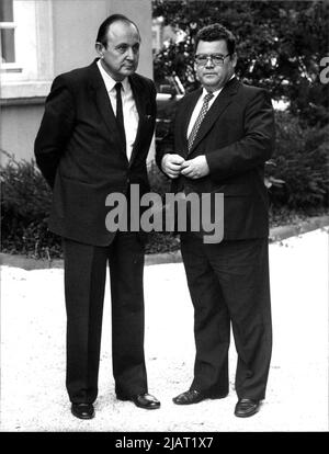 Der deutsche FDP-Politiker und Außenminister, Hans-Dietrich Genscher mit Innenminister Ekkehard Gries. Stockfoto