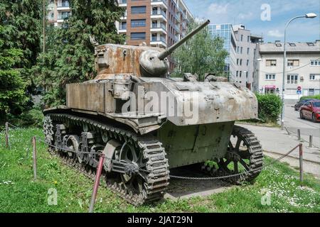 Banja Luka, Bosnien und Herzegowina – 2022. Mai m3 Stuart Tank vor dem Museum Museum der Republik Srpska. Stockfoto