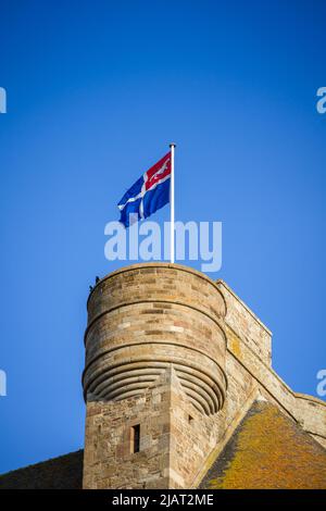 Saint-Malo-Stadtflagge auf dem Rathaus, Bretagne, Frankreich Stockfoto