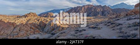 Alabama Hills bei Sonnenuntergang mit Lone Pine Peak im Hintergrund, Eastern Sierra, Kalifornien, USA. Stockfoto