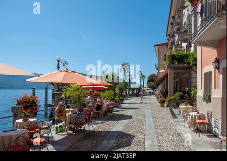 Promenade und Restaurant am Ufer des Lago Maggiore, Cannero Riviera, Piemont, Italien, Europa Stockfoto