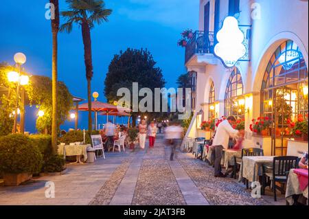Promenade und Restaurant am Ufer des Lago Maggiore, Cannero Riviera, Piemont, Italien, Europa Stockfoto