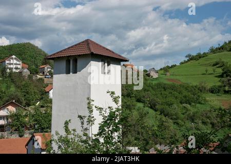 Prozor, Prozor-Rama, Bosnien und Herzegowina – 2022. Mai: Sahat Kula / Uhrenturm von Prozor. Stockfoto