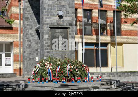 Prozor, Prozor-Rama, Bosnien und Herzegowina – 2022. Mai: Denkmal für die kroatischen Verteidiger von Rama (HVO). Stockfoto