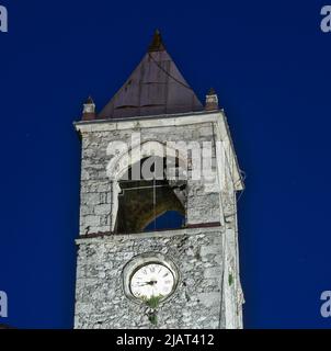 Mostar, Bosnien und Herzegowina – 2022. Mai: Sahat Kula / Uhrenturm von Mostar. Als nationales Denkmal geschrieben. Stockfoto