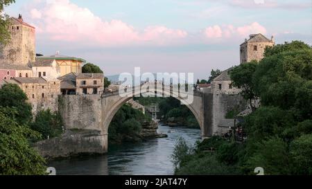 Mostar, Bosnien und Herzegowina – 2022. Mai: Die alte Brücke in Mostar am Abend. Als nationales Denkmal und UNESCO-Weltkulturerbe eingetragen. Stockfoto