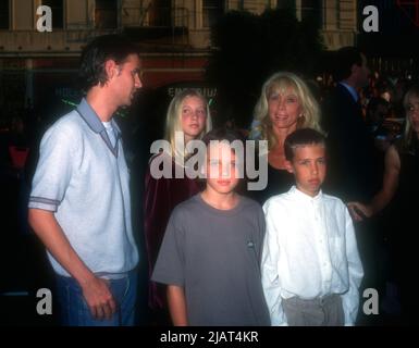 Hollywood, California, USA 10.. Juni 1996 Chris Landon, Jennifer Landon, Sean Matthew Landon und Cindy Landon besuchen am 10. Juni 1996 in Hollywood, Kalifornien, USA, die Premiere von Columbia Picters „The Cable Guy“ im Mann's Chinese Theatre. Foto von Barry King/Alamy Stockfoto Stockfoto