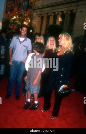 Hollywood, California, USA 10.. Juni 1996 Chris Landon, Jennifer Landon, Sean Matthew Landon und Cindy Landon besuchen am 10. Juni 1996 in Hollywood, Kalifornien, USA, die Premiere von Columbia Picters „The Cable Guy“ im Mann's Chinese Theatre. Foto von Barry King/Alamy Stockfoto Stockfoto