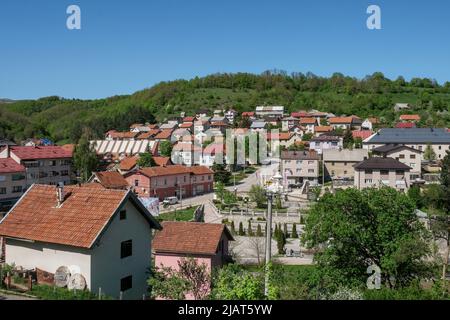 Kalinovik, Republika Srpska, Bosnien und Herzegowina – 2022. Mai: Blick über Kalinovik Stockfoto