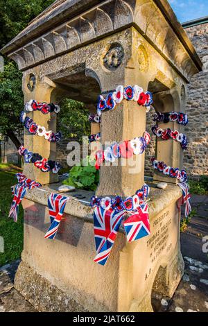 Long Preston Village feiert das Platinum Jubilee von Queen Elizabeth 11 mit roten, weißen und blauen Verblechungen, Gewerkschaftsjacken usw. auf dem Holgate Memorial. Stockfoto